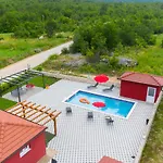 Rubin With Heated Pool וילה