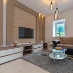 Rubin With Heated Pool Villa